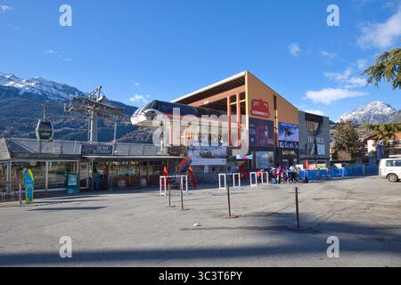 Italia, Lombardia, Sondrio, Bormio - 15 dicembre 2024: Stazione a valle della funivia Bormio 2000 che collega il paese con la zona alpina. Foto Stock
