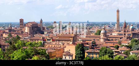 Panoramica aerea cityscape di Bologna, Italia, sopra i tetti di case tipiche, antichi palazzi e torri medievali Foto Stock