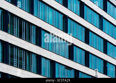 Facciata in vetro color crema e blu con finestre a griglia Foto Stock