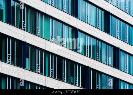 Facciata in vetro color crema e blu con finestre a griglia Foto Stock