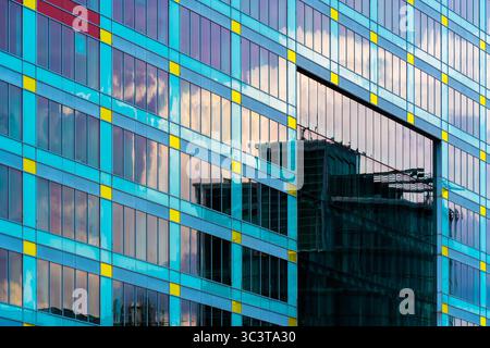 Facciata in vetro blu cielo con divisioni finestre simili a griglia Foto Stock