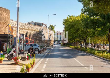 Iznik, Bursa, Turkiye - 20 luglio 2025: Spandau Boulevard che si estende lungo la costa di Iznik, provincia di Bursa, Turkiye. Foto Stock