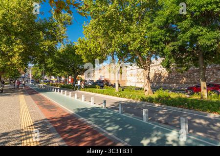 Iznik, Bursa, Turkiye - 20 luglio 2025: Spandau Boulevard che si estende lungo la costa di Iznik, provincia di Bursa, Turkiye. Foto Stock