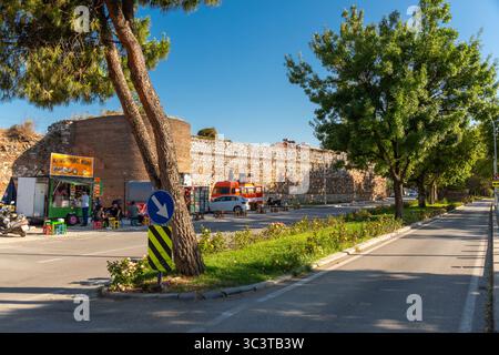 Iznik, Bursa, Turkiye - 20 luglio 2025: Spandau Boulevard che si estende lungo la costa di Iznik, provincia di Bursa, Turkiye. Foto Stock