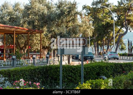 Iznik, Bursa, Turkiye - 20 luglio 2025: Spandau Boulevard che si estende lungo la costa di Iznik, provincia di Bursa, Turkiye. Foto Stock