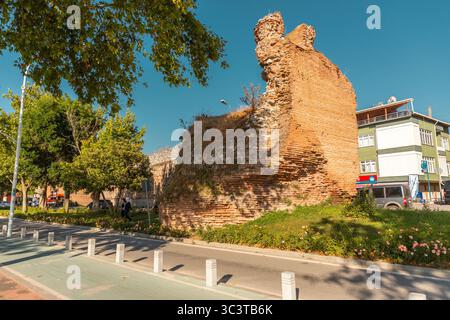 Iznik, Bursa, Turkiye - 20 luglio 2025: Spandau Boulevard che si estende lungo la costa di Iznik, provincia di Bursa, Turkiye. Foto Stock