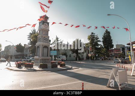 Iznik, Bursa, Turkiye - 20 luglio 2025: Torre dell'orologio di Iznik con raffigurazioni di piastrelle di Iznik scelte male in una piazza senza nome nel centro di Iznik, Bursa, tu Foto Stock