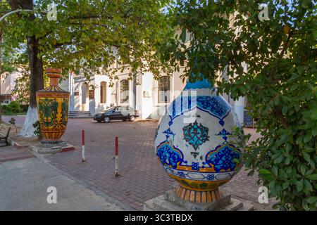 Iznik, Bursa, Turkiye - 20 luglio 2025: Il Centro delle Arti e della Cultura e anche Qaimaqam, edifici della prefettura di Iznik, provincia di Bursa, Turkiye. Foto Stock