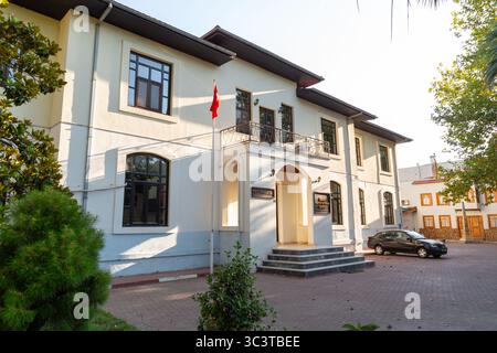 Iznik, Bursa, Turkiye - 20 luglio 2025: Il Centro delle Arti e della Cultura e anche Qaimaqam, edifici della prefettura di Iznik, provincia di Bursa, Turkiye. Foto Stock