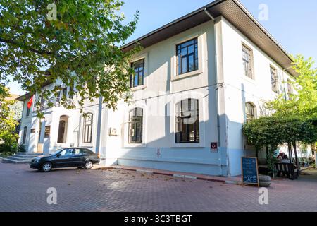 Iznik, Bursa, Turkiye - 20 luglio 2025: Il Centro delle Arti e della Cultura e anche Qaimaqam, edifici della prefettura di Iznik, provincia di Bursa, Turkiye. Foto Stock