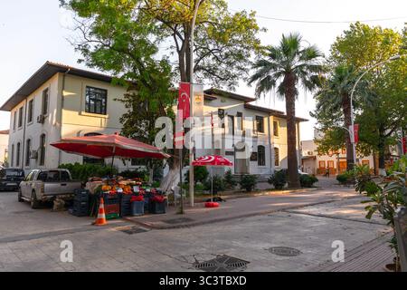 Iznik, Bursa, Turkiye - 20 luglio 2025: Il Centro delle Arti e della Cultura e anche Qaimaqam, edifici della prefettura di Iznik, provincia di Bursa, Turkiye. Foto Stock