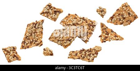 Pane croccante spezzato, cracker a grani interi con semi di lino isolati su fondo bianco Foto Stock