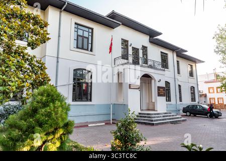 Iznik, Bursa, Turkiye - 20 luglio 2025: Il Centro delle Arti e della Cultura e anche Qaimaqam, edifici della prefettura di Iznik, provincia di Bursa, Turkiye. Foto Stock