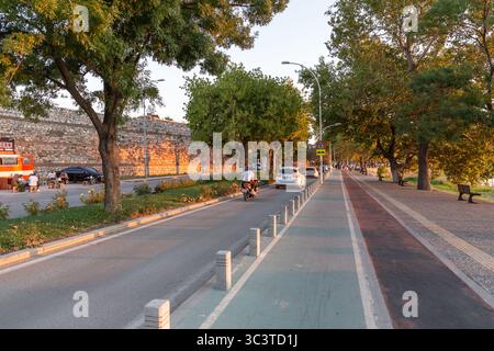 Iznik, Bursa, Turkiye - 20 luglio 2025: Spandau Boulevard che si estende lungo la costa di Iznik, provincia di Bursa, Turkiye. Foto Stock