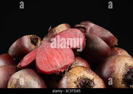 Barbabietole rosse crude fresche, intere e tagliate a metà. Foto Stock