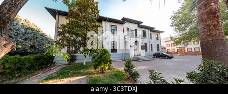 Iznik, Bursa, Turkiye - 20 luglio 2025: Il Centro delle Arti e della Cultura e anche Qaimaqam, edifici della prefettura di Iznik, provincia di Bursa, Turkiye. Foto Stock