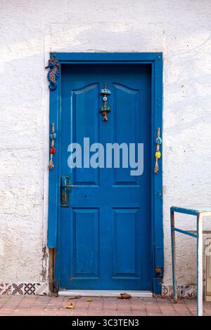 Porta blu in stile Egeo antico e bella, dettagli architettonici tradizionali. Foto Stock