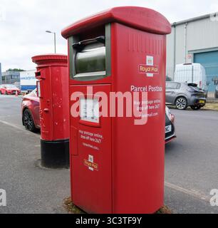 Casella postale accanto a una cassetta postale standard sul marciapiede situata presso la sede industriale di Chandlers ford a Southampton, Hampshire, Inghilterra. Foto Stock