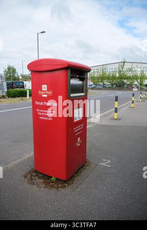 Casella postale accanto a una cassetta postale standard sul marciapiede situata presso la sede industriale di Chandlers ford a Southampton, Hampshire, Inghilterra. Foto Stock