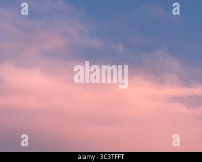 Cielo rosa e blu con morbide nuvole durante il tramonto nelle Isole Canarie. Foto Stock