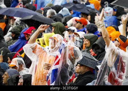 Spa Francorchamps, Belgio. 27 luglio 2025. SPA - i tifosi aspettano sotto la pioggia sul circuito di Spa-Francorchamps per l'inizio del Gran Premio del Belgio. ANP SEM VAN DER WAL credito: ANP/Alamy Live News Foto Stock