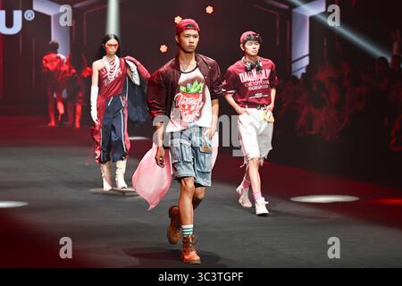 Shanghai, Cina. 26 luglio 2025. I concorrenti presentano creazioni di moda durante il 19° China Super Model Final Contest a Shanghai, Cina orientale, 26 luglio 2025. Il concorso finale si è svolto qui sabato, con la partecipazione di 60 modelli selezionati tra quasi 10.000 concorrenti. Crediti: Chen Haoming/Xinhua/Alamy Live News Foto Stock