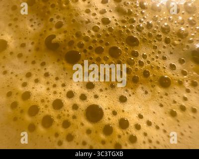 Schiuma di caffè con texture estremamente ravvicinata Foto Stock