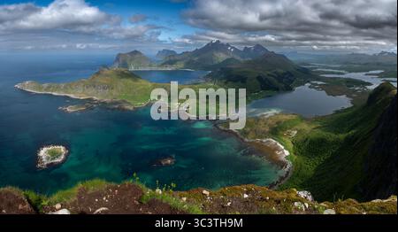Vista dal monte Offersoykammen sul paesaggio costiero delle isole Lofoten in Norvegia Foto Stock