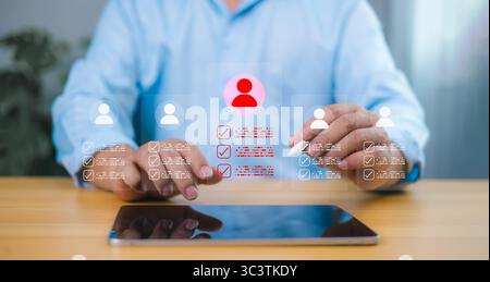Processo di reclutamento con un uomo d'affari che seleziona il profilo del candidato sul tablet. Gestione delle risorse umane e concetto di assunzione digitale basato sull'intelligenza artificiale. Foto Stock