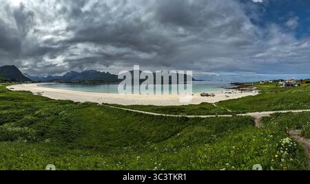 White Sand Beach Rambergstranda vicino a Ramberg sulle isole Lofoten in Norvegia Foto Stock