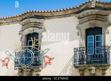 São João da Pesqueira, Portogallo, 29 agosto 2015: Balconi illuminati dal sole: Le facciate artistiche Foto Stock