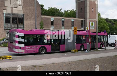 PRODUZIONE - 24 luglio 2025, Amburgo: Un autobus sostitutivo di colore viola è parcheggiato alla fermata per il servizio di sostituzione ferroviaria presso la stazione centrale degli autobus (ZOB) Wandsbek Markt. Le stazioni Bergedorf, Steinfurther Allee e Wandsbek Markt diventeranno punti di trasferimento centrali per i servizi di autobus ad Amburgo durante la ristrutturazione generale della linea Amburgo-Berlino. La linea ferroviaria tra Amburgo e Berlino sarà completamente chiusa dal 1° agosto alla fine di aprile 2026. La ragione di questo è un completo rinnovamento generale con il quale Deutsche Bahn intende modernizzare la linea. Foto: Mar Foto Stock