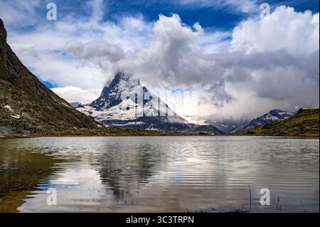 Cervino riflesso nel lago Riffelsee, Alpi svizzere Foto Stock