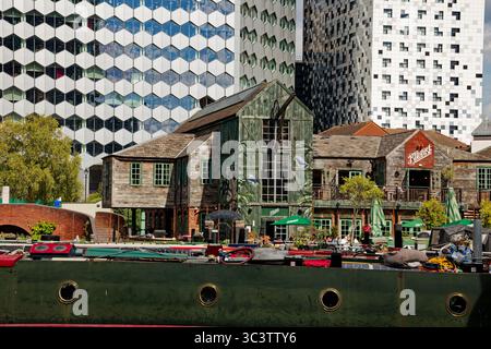 Vista dall'altra parte del bacino di gas Street fino al pub Canal House con gente che beve all'aperto al sole, Birmingham, Inghilterra. Foto Stock