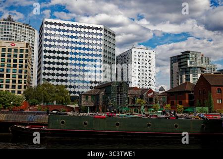 Vista dall'altra parte del bacino di gas Street verso i moderni e alti edifici del centro di Birmingham, in Inghilterra. Foto Stock