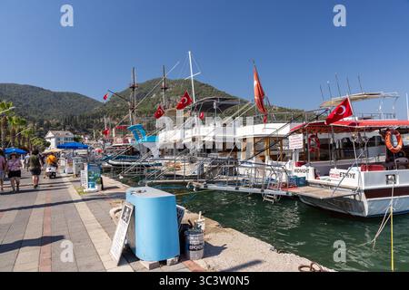 Barche turistiche ormeggiate nel porto di Fethiye, accanto al lungomare, Fethiye, provincia di Mugla, Turchia Foto Stock