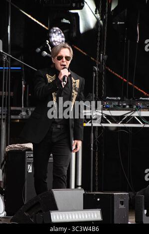 Londra, Regno Unito. 27 luglio 2025. Johnny Oates Jazz riporta gli anni '80 nella zona est di Londra all'Uptown Festival. Cristina Massei/Alamy Live News. Foto Stock