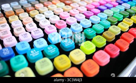 Primo piano di cappucci colorati per pennarelli disposti in righe per l'arte e la progettazione Foto Stock