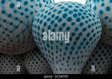 Colonna architettonica decorativa con parte superiore a cupola blu Foto Stock