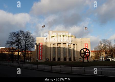 Il Volksbühne am Rosa-Luxemburg-Platz a Berlino, Germania, nel febbraio 2024. Foto di Raquel G. Frohlich. Foto Stock