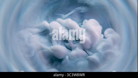 Nuvola vorticosa. Acqua colorata. Vernice bianco/blu sfocata in miscela liquida vapore rotondo che circola su sfondo nero scuro acrilico astratto. Foto Stock
