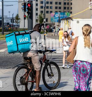 Un corriere di biciclette Wolt a Tallinn. Foto Stock