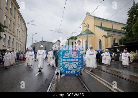 Tallinn, Estonia, 5 luglio 2025: Persone in abbigliamento tradizionale per le strade di Tallinn durante il famoso festival di canto e danza Foto Stock