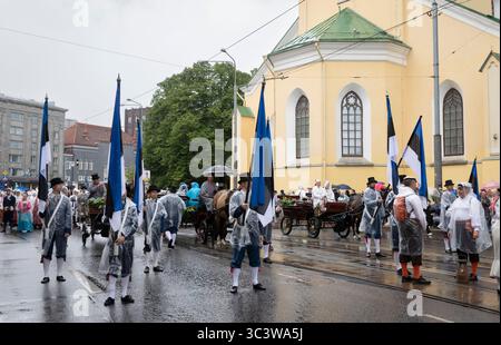 Tallinn, Estonia, 5 luglio 2025: Persone in abbigliamento tradizionale per le strade di Tallinn durante il famoso festival di canto e danza Foto Stock