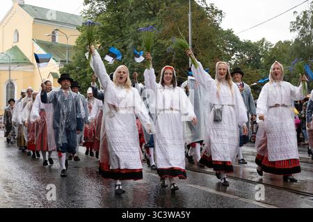 Tallinn, Estonia, 5 luglio 2025: Persone in abbigliamento tradizionale per le strade di Tallinn durante il famoso festival di canto e danza Foto Stock
