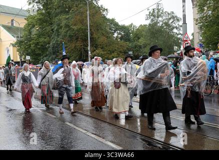 Tallinn, Estonia, 5 luglio 2025: Persone in abbigliamento tradizionale per le strade di Tallinn durante il famoso festival di canto e danza Foto Stock