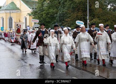 Tallinn, Estonia, 5 luglio 2025: Persone in abbigliamento tradizionale per le strade di Tallinn durante il famoso festival di canto e danza Foto Stock