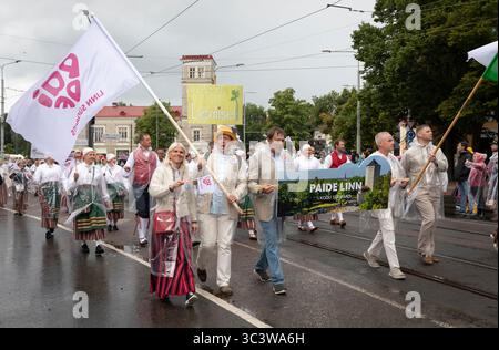 Tallinn, Estonia, 5 luglio 2025: Persone in abbigliamento tradizionale per le strade di Tallinn durante il famoso festival di canto e danza Foto Stock