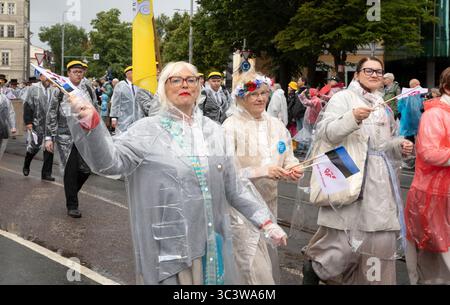 Tallinn, Estonia, 5 luglio 2025: Persone in abbigliamento tradizionale per le strade di Tallinn durante il famoso festival di canto e danza Foto Stock