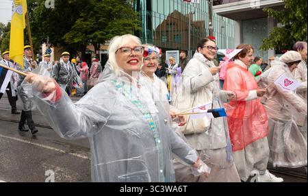 Tallinn, Estonia, 5 luglio 2025: Persone in abbigliamento tradizionale per le strade di Tallinn durante il famoso festival di canto e danza Foto Stock